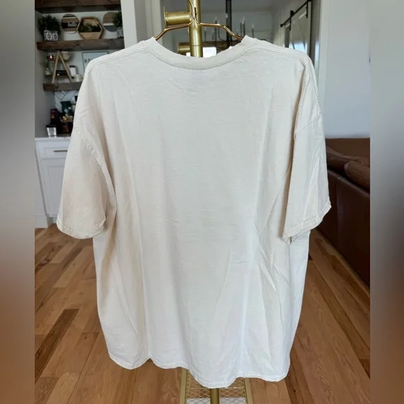 Queen NWOT Band XL Tee Graphic Distressed Ivory T-Shirt by Livy Lu T9 - Picture 4 of 7